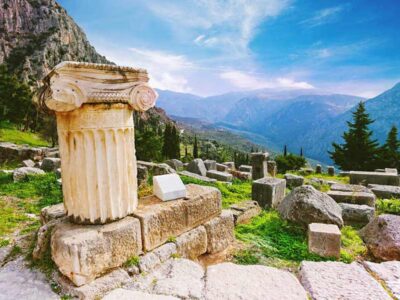 Ruins-at-the-Ancient-site-of-Delphi-Greece